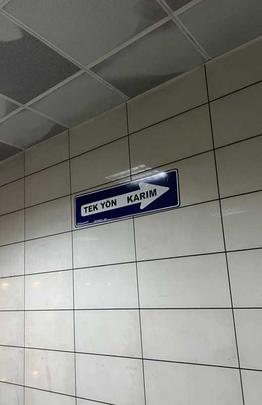 Ankara'da yeni akım: Metroya Tek Yön Karım tabelası asıldı!