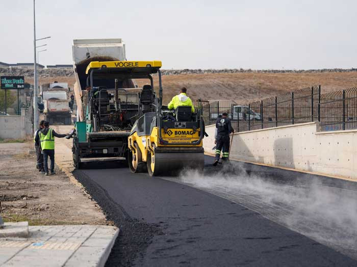 Etimesgut Belediyesi, Ayyıldız Mahallesi'nde asfalt serim çalışması gerçekleştirdi