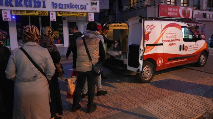 Keçiören Belediyesi sabah erken saatlerde sıcak çorba ikramı yapıyor