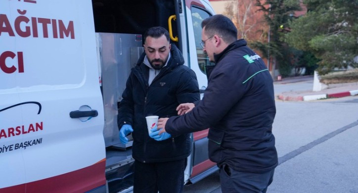 Keçiören Belediyesi sabah erken saatlerde sıcak çorba ikramı yapıyor - Resim : 2