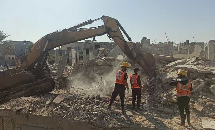 Gazze'de enkaz altındaki Filistinlilerin cenazeleri için çalışma başlatıldı