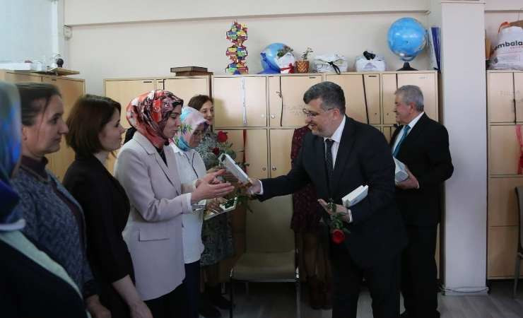 Pursaklar'da öğretmenlere kitap ve gül hediye edildi