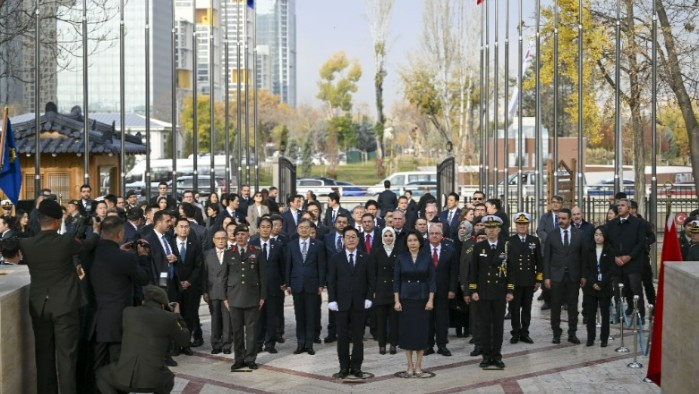 Güney Kore Devlet Başkanı Lee ve eşi Altındağ'daki Kore'de Savaşan Türkler Anıtı'nı ziyaret etti