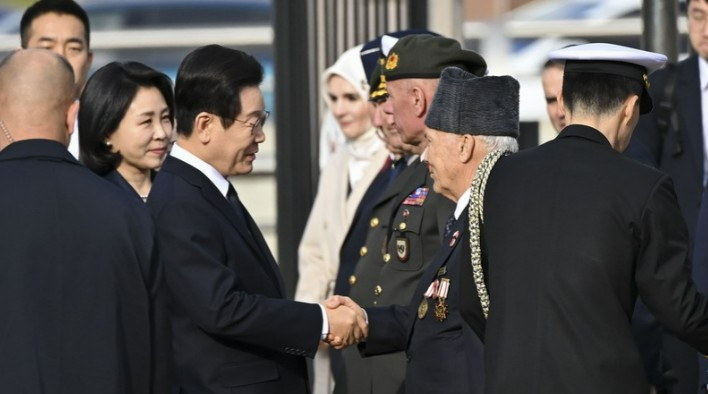 Güney Kore Devlet Başkanı Lee ve eşi Altındağ'daki Kore'de Savaşan Türkler Anıtı'nı ziyaret etti - Resim : 2