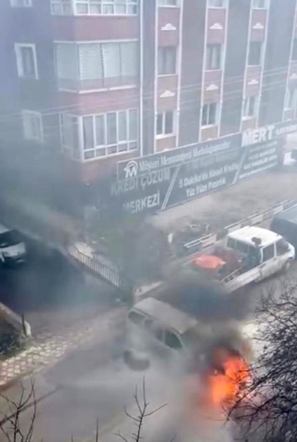 Sincan'da seyir halindeki otomobil alev aldı!