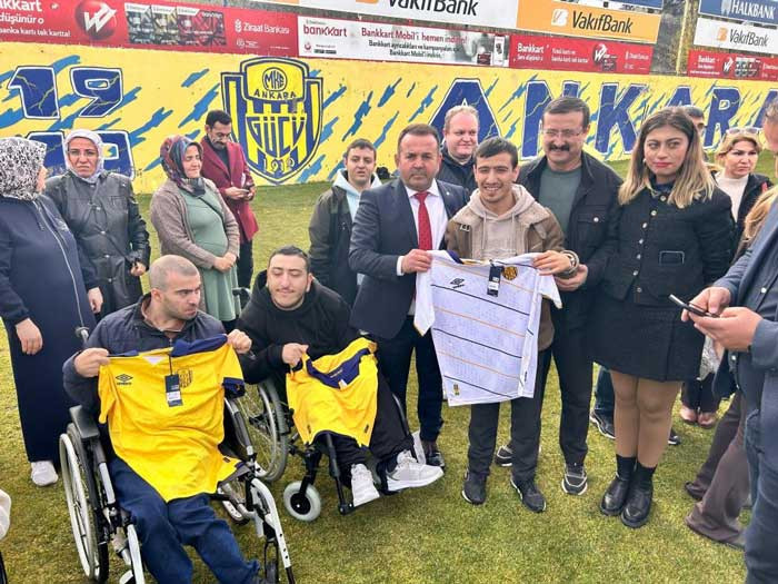 MKE Ankaragücü antrenmana özel çocuklarla birlikte çıktı - Resim : 2
