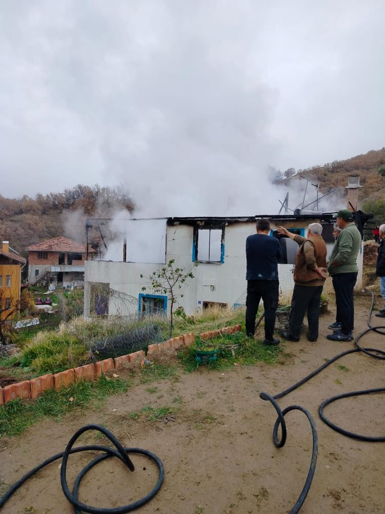 Çorum'da iki katkı evde yangın çıktı! Ev, kullanılamaz hale geldi