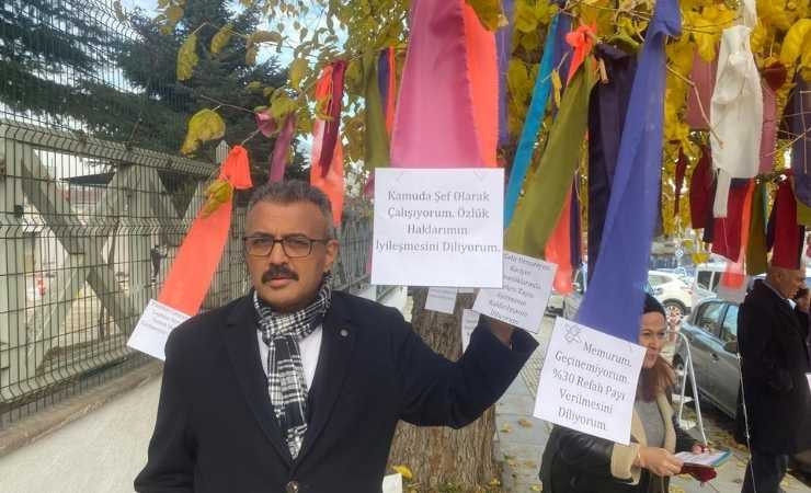 Memurlar Çalışma Bakanlığı'nın önündeki ağacı dilek ağacına çevirdiler