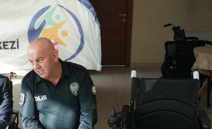 Ankara’da polis memurundan ihtiyaç sahibi engelli bireylere anlamlı hediye