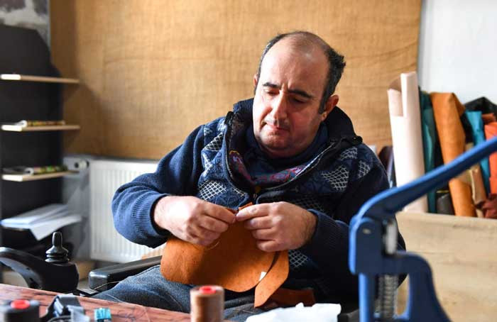 Deri ustası Abakay, Altındağ Belediyesi'nin sanat sokağında engellere meydan okuyor - Resim : 3