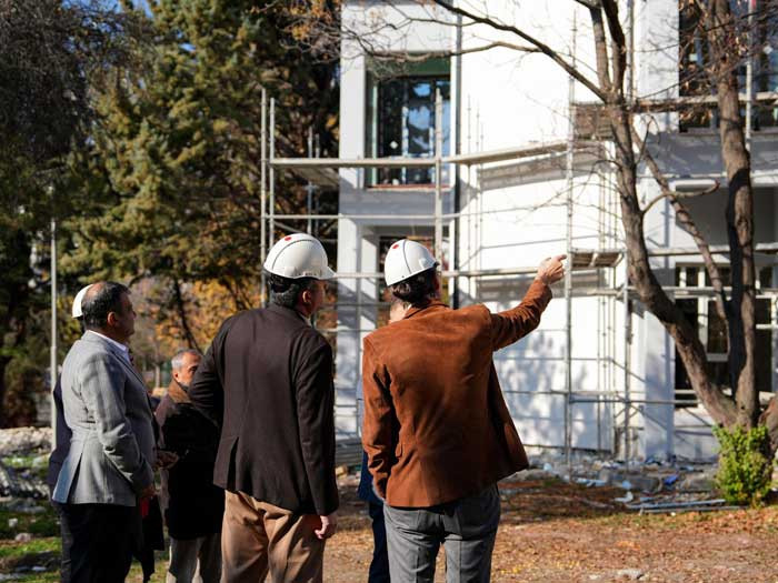 Etimesgut Belediye Başkanı Erdal Beşikcioğlu, Yunus Emre Kültür Merkezi yenileme çalışmalarını denetledi - Resim : 2