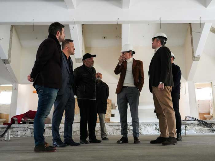 Etimesgut Belediye Başkanı Erdal Beşikcioğlu, Yunus Emre Kültür Merkezi yenileme çalışmalarını denetledi - Resim : 3