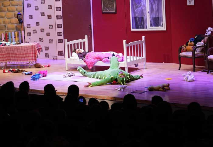 Keçiören Belediyesi Şehir Tiyatroları’nın Tembel Ayşe oyunu kapalı gişe oynamaya devam ediyor