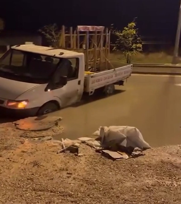 Polatlı'da yağmurdan yol çöktü, kamyonet mahsur kaldı