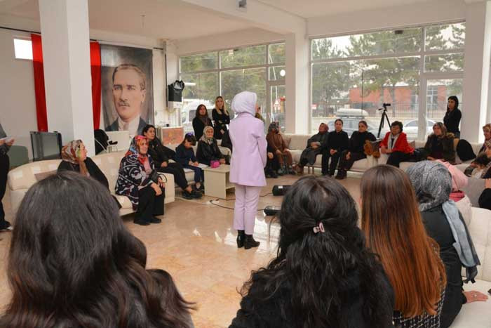 Kahramankazan Belediyesi'nden kadın hakları semineri!