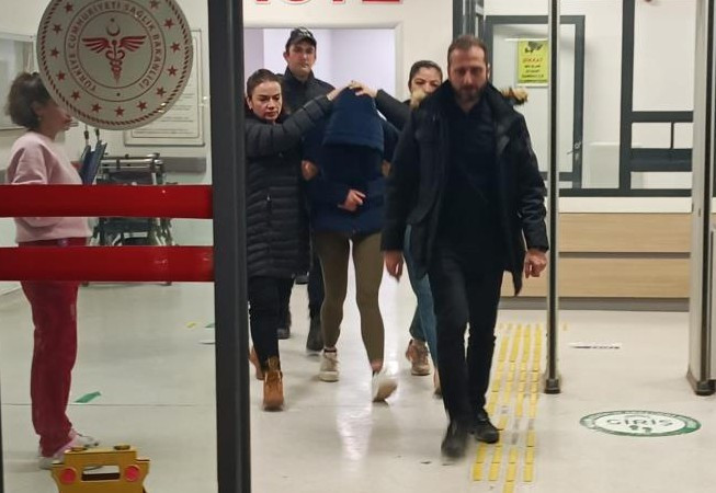 Yurt dışına kaçmaya çalışırken yakalanan Güllü'nün kızı ve arkadaşı Yalova Cinayet Büro Şubesi'ne getirildi!