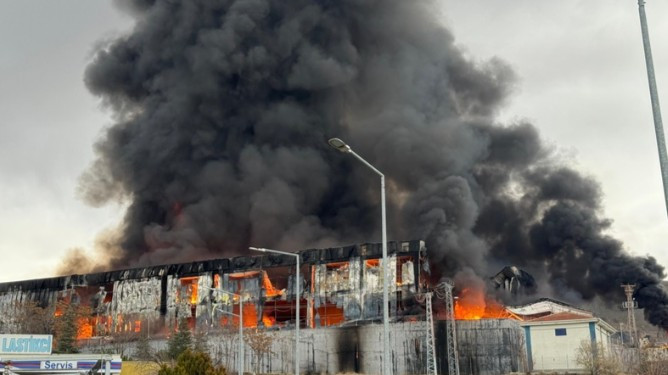 Kırıkkale OSB'de fabrika yangını! Ekipler müdahaleye devam ediyor