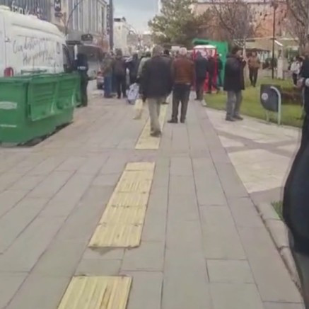 Sincan'da bazı kişiler sokak köpeklerini toplayan ekiplere hareket ederek engel olmaya çalıştı!