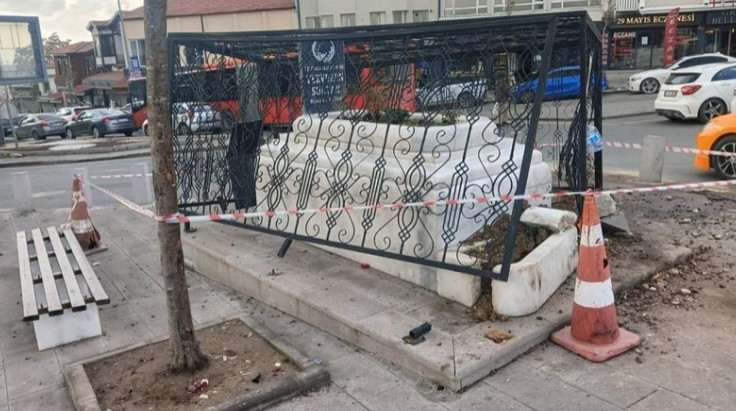 Altındağ'da kontrolden çıkan araç Tezveren Sultan Türbesi'ne çarptı