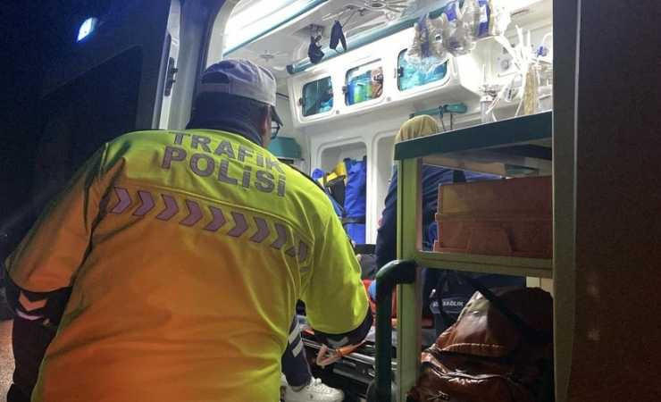 Çorum'da refüje düşüp yan yatan otomobilde 1'i bebek 3 kişi yaralandı