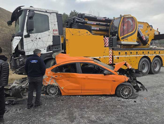 Ankara&rsquo;da gizli buzlanma 6 ara&ccedil;lı zincirleme kazaya neden oldu: 5 kişi yaralandı!