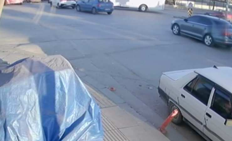 Sincan'da kırmızı ışıkta duran otomobile çarpan motosikletin sürücüsü yaralandı