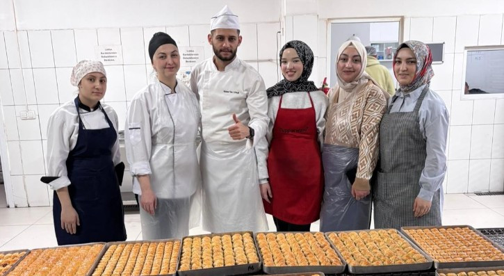 Pursaklar'da pastacılık kursiyerleri, geleneksel lezzetlerin yapımını yerinde öğrendi