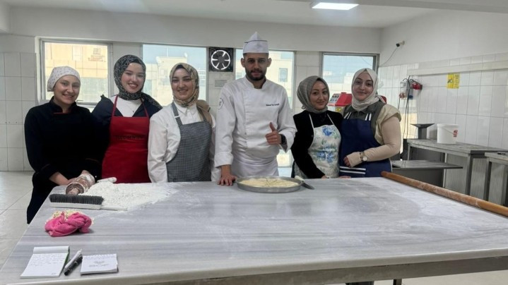 Pursaklar'da pastacılık kursiyerleri, geleneksel lezzetlerin yapımını yerinde öğrendi - Resim : 2