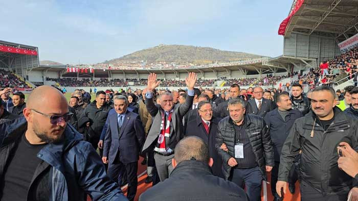 Bakan Bak duyurdu: 19 Mayıs Stadı 2026'da açılıyor!
