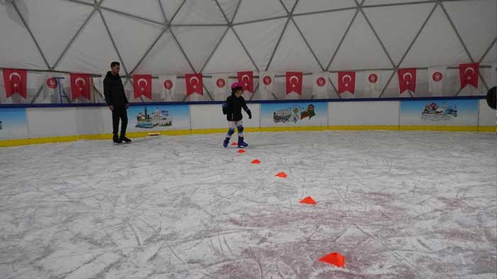 Keçiören Belediyesi'nin ücretsiz buz pateni hizmeti yoğun ilgi görüyor