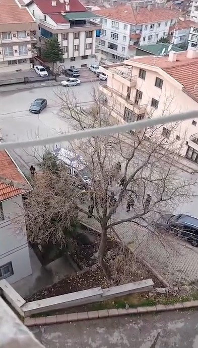 Yenimahalle'de markete giderken köpeklerin saldırdığı kadın yaralandı