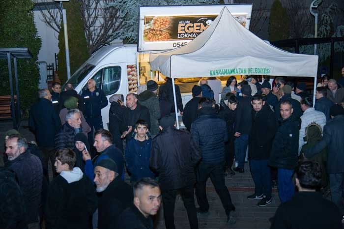 Kahramankazan Belediyesi, Regaip Kandili nedeniyle lokma dağıttı - Resim : 3