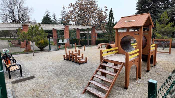 Etimesgut Belediyesi parklarda evcil hayvan parkurları oluşturdu