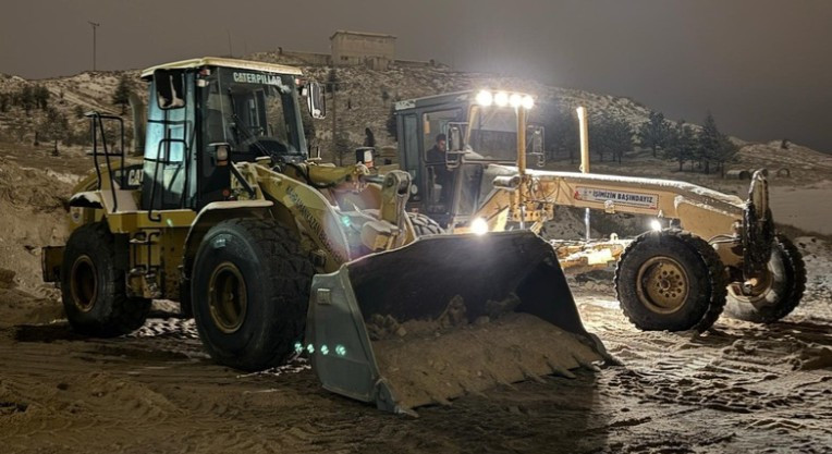 Kahramankazan Belediyesi, kar temizleme çalışması gerçekleştirdi