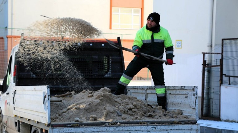 Keçiören'de ekipler okul çevresinde kar temizliği gerçekleştirdi