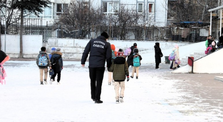 Keçiören'de ekipler okul çevresinde kar temizliği gerçekleştirdi - Resim : 2