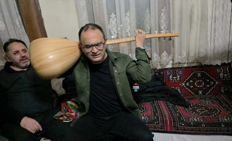 Tersten saz çalma tekniği ile sahnelerde dikkat çekiyor