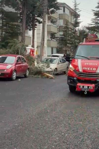 Ankara'da kuvvetli fırtına zor anlar yaşanmasına neden oldu