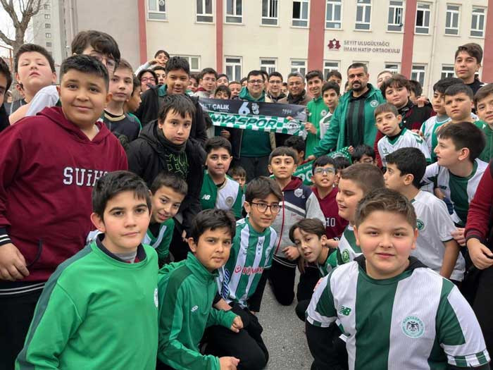 Ankara'ya giderken trafik kazasında hayatını kaybeden Ahmet Çalık için lokma dağıtıldı