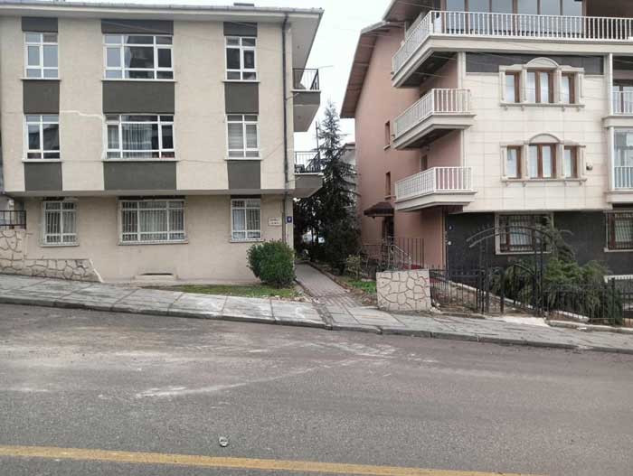 Keçiören'de hafriyat kamyonu bahçedeki 4 araca çarptı