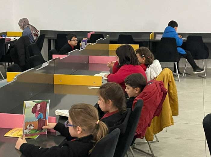 Pursaklar Belediyesi'nden, Yunus Emre Millet Kıraathanesi'nde kitap okuma etkinliği - Resim : 3