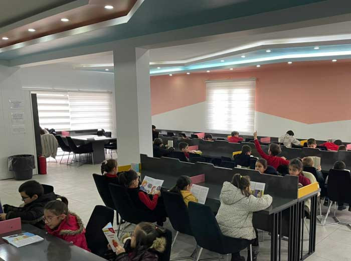 Pursaklar Belediyesi'nden, Yunus Emre Millet Kıraathanesi'nde kitap okuma etkinliği - Resim : 2