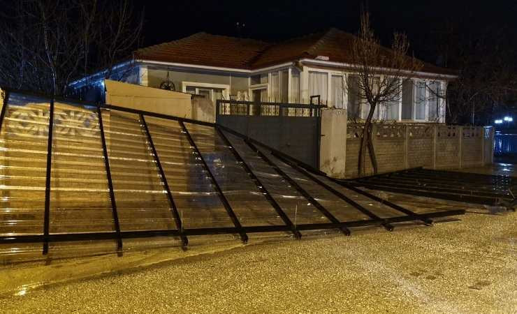 Kuvvetli rüzgar Çorum ve Kırıkkale'de maddi hasarlara neden oldu