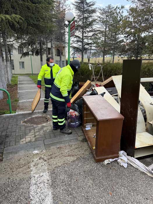 Etimesgut Belediyesi zabıta ekipleri Tunahan Mahallesi'nde çöp eve müdahale etti