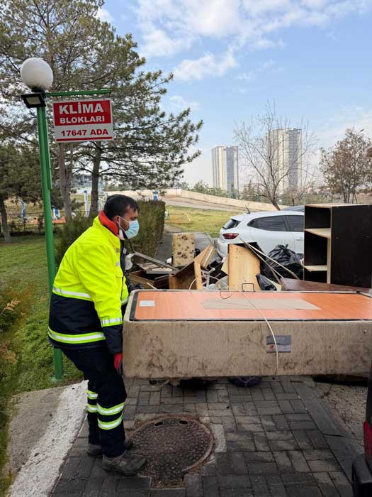 Etimesgut Belediyesi zabıta ekipleri Tunahan Mahallesi'nde çöp eve müdahale etti - Resim : 3