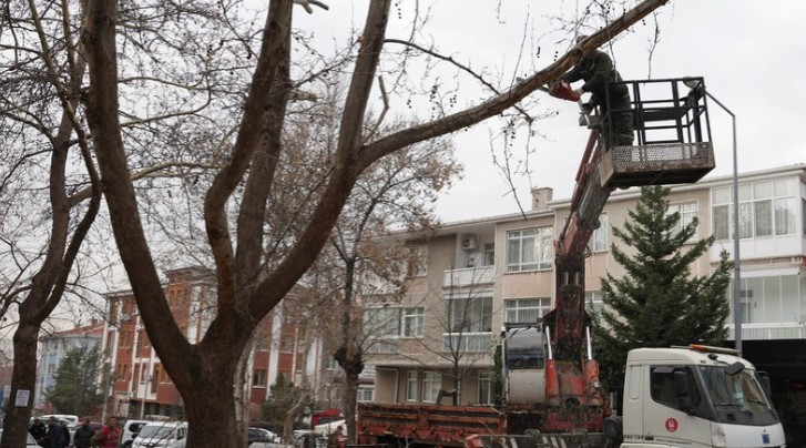 Keçiören Belediyesi park ve yeşil alanların bakımını sürdürüyor