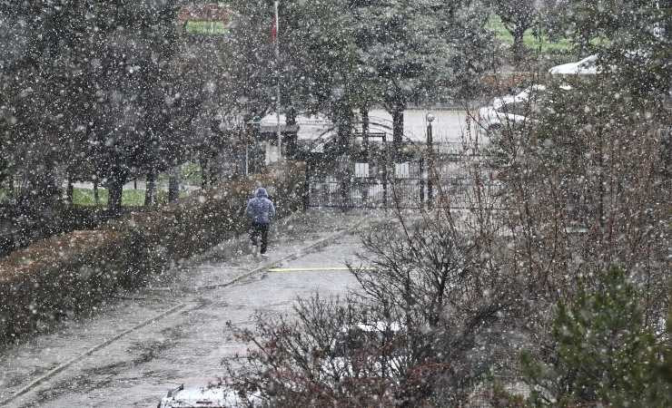 Ankara'da yoğun kar yağışı etkili oluyor