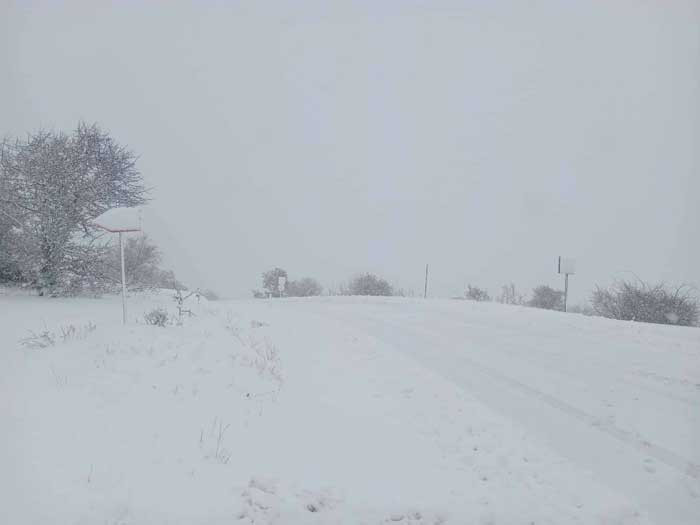 Beypazarı beyaza b&uuml;r&uuml;nd&uuml;: Kar kalınlığı 15-20 santimetreye ulaştı