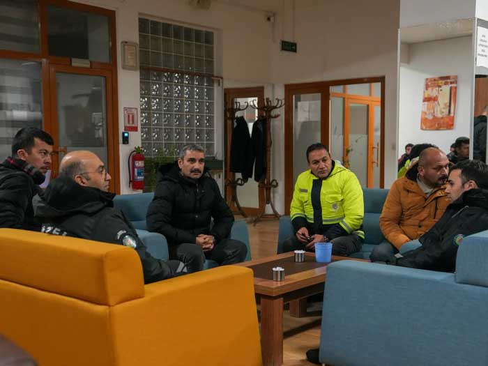 Etimesgut Belediye Başkanı Beşikcioğlu, karla mücadele ekiplerini ziyaret etti