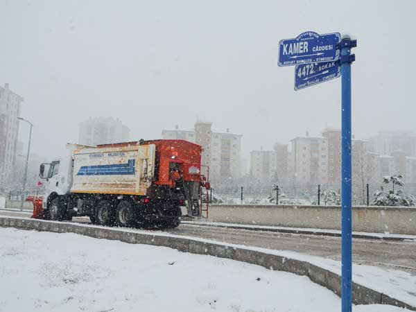 Etimesgut Belediyesi yoğun kar yağışı nedeniyle teyakkuz ilan etti - Resim : 4